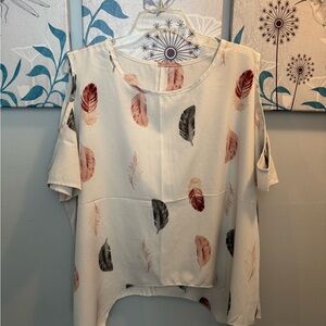 Plus size 2X Women's Feather Print Top short, peekaboo sleeves